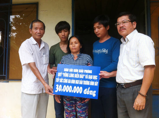 Supporting fisherman's family who just had shot dead in Hoang Sa - Viet Nam
